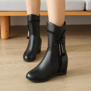 Riding Boots Classic black Riding Boots for women with side zipper and platform sole, sleek Martin boots.